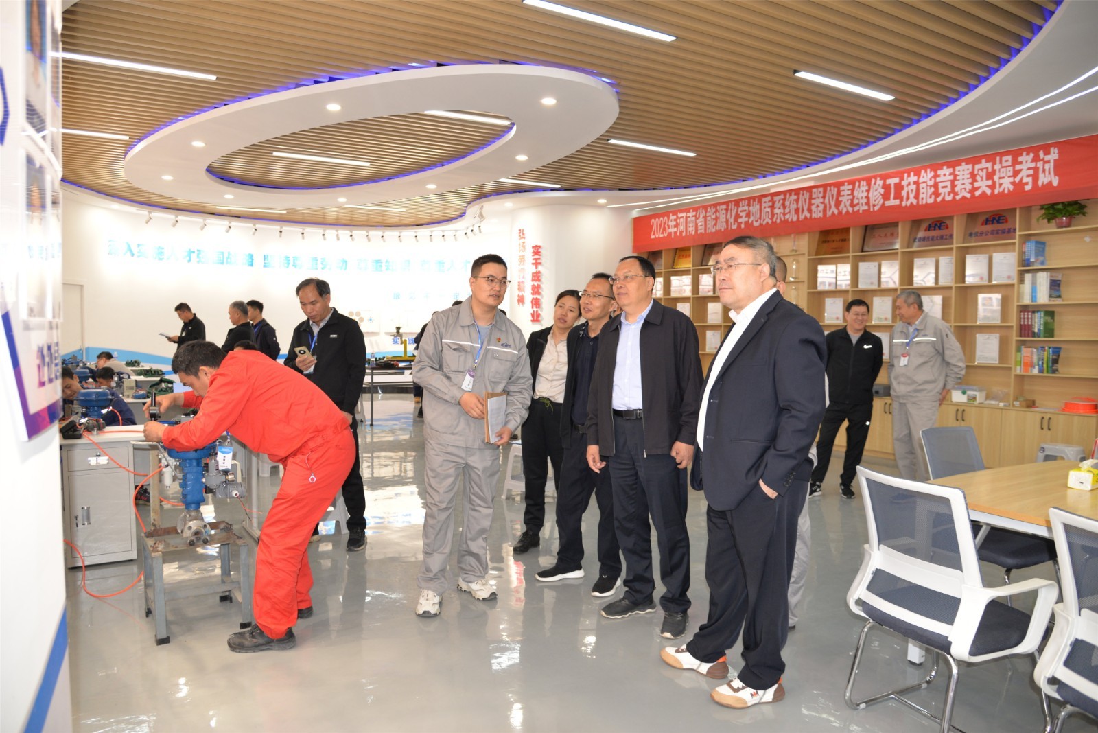 領(lǐng)導巡視賽場3_副本